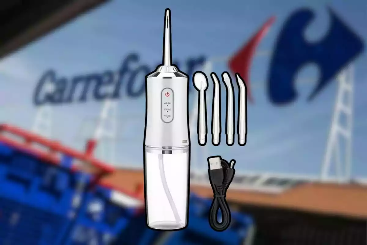 Irrigador dental portàtil amb diversos accessoris i cable USB davant d’un cartell desenfocat de Carrefour Irrigador dental portàtil amb diversos accessoris i cable USB davant d’un cartell desenfocat de Carrefour