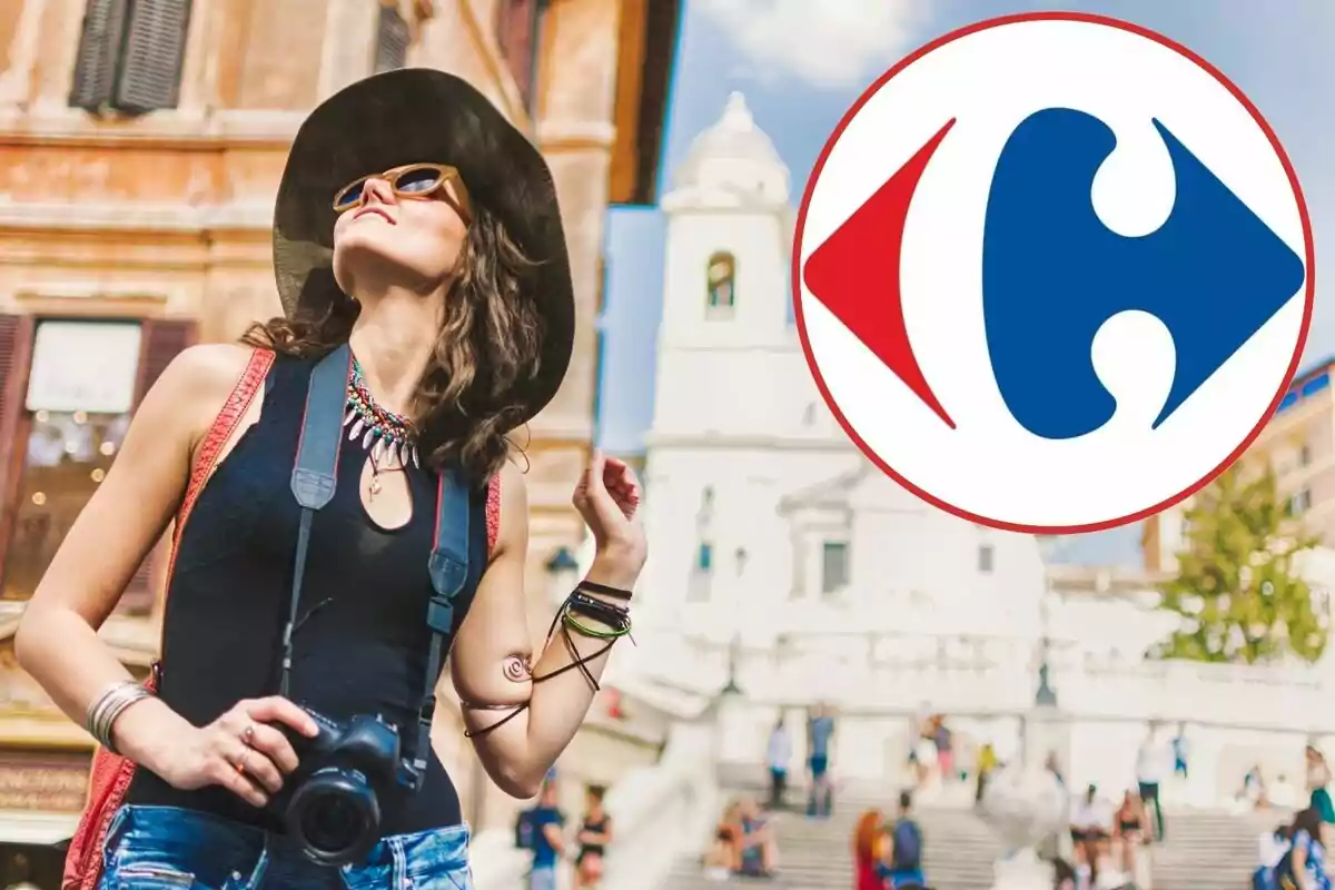 Dona jove amb barret i càmera penjada al coll gaudint d’un dia assolellat en una ciutat europea amb el logotip de Carrefour a la cantonada superior dreta