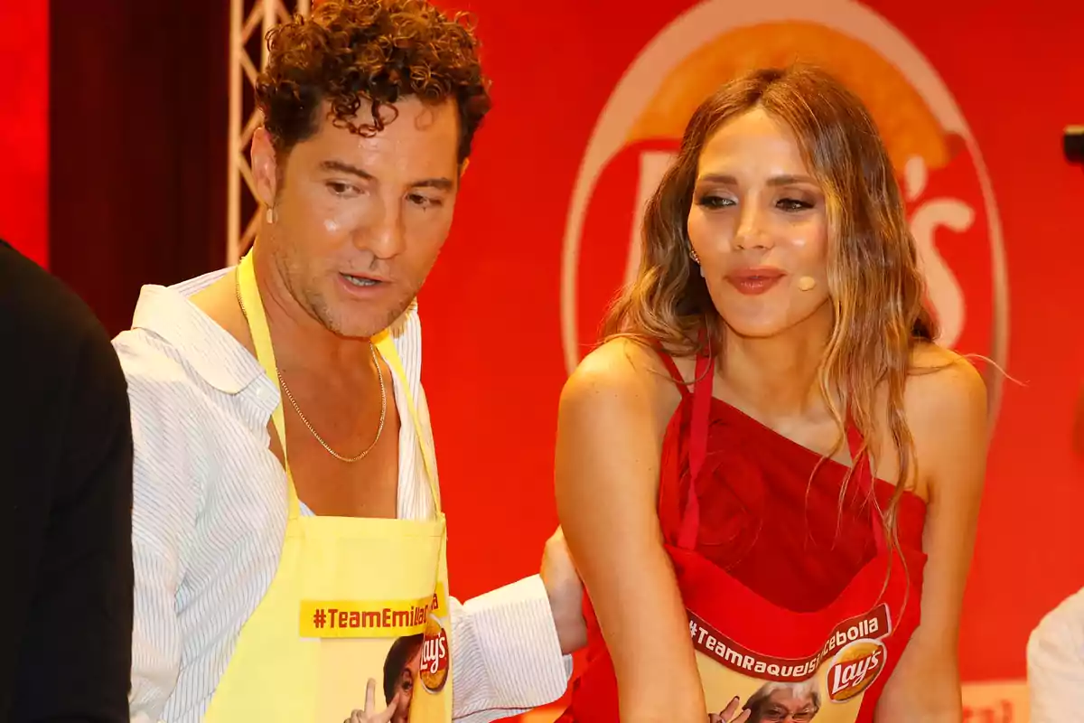 David Bisbal i Rosanna Zanetti durant el concurs de Lays de truita de patata amb ceba o sense ceba. David Bisbal i Rosanna Zanetti durant el concurs de Lays de truita de patata amb ceba o sense ceba.