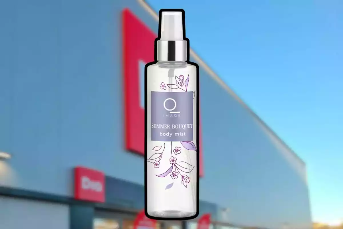 Flascó de body mist amb disseny floral i etiqueta lila davant d’una botiga amb façana blava i rètols vermells desenfocats Flascó de body mist amb disseny floral i etiqueta lila davant d’una botiga amb façana blava i rètols vermells desenfocats