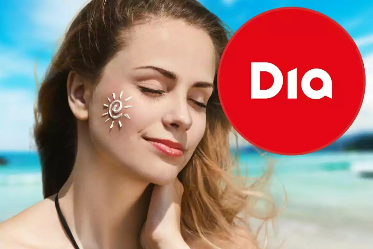 Dona a la platja amb protector solar en forma de sol a la galta i un logotip vermell de Dia Dona a la platja amb protector solar en forma de sol a la galta i un logotip vermell de Dia