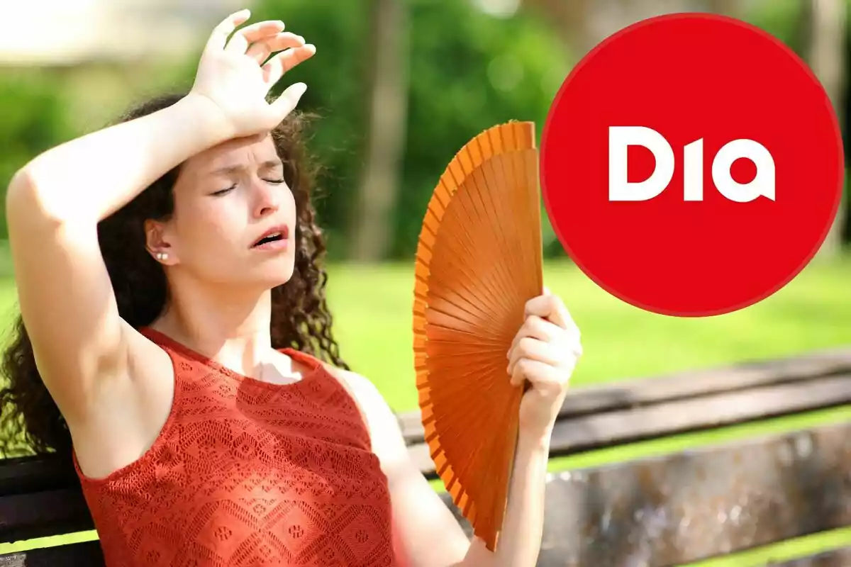 Dona asseguda en un banc ventant-se i mostrant signes de calor amb un logotip vermell de Dia a la cantonada
