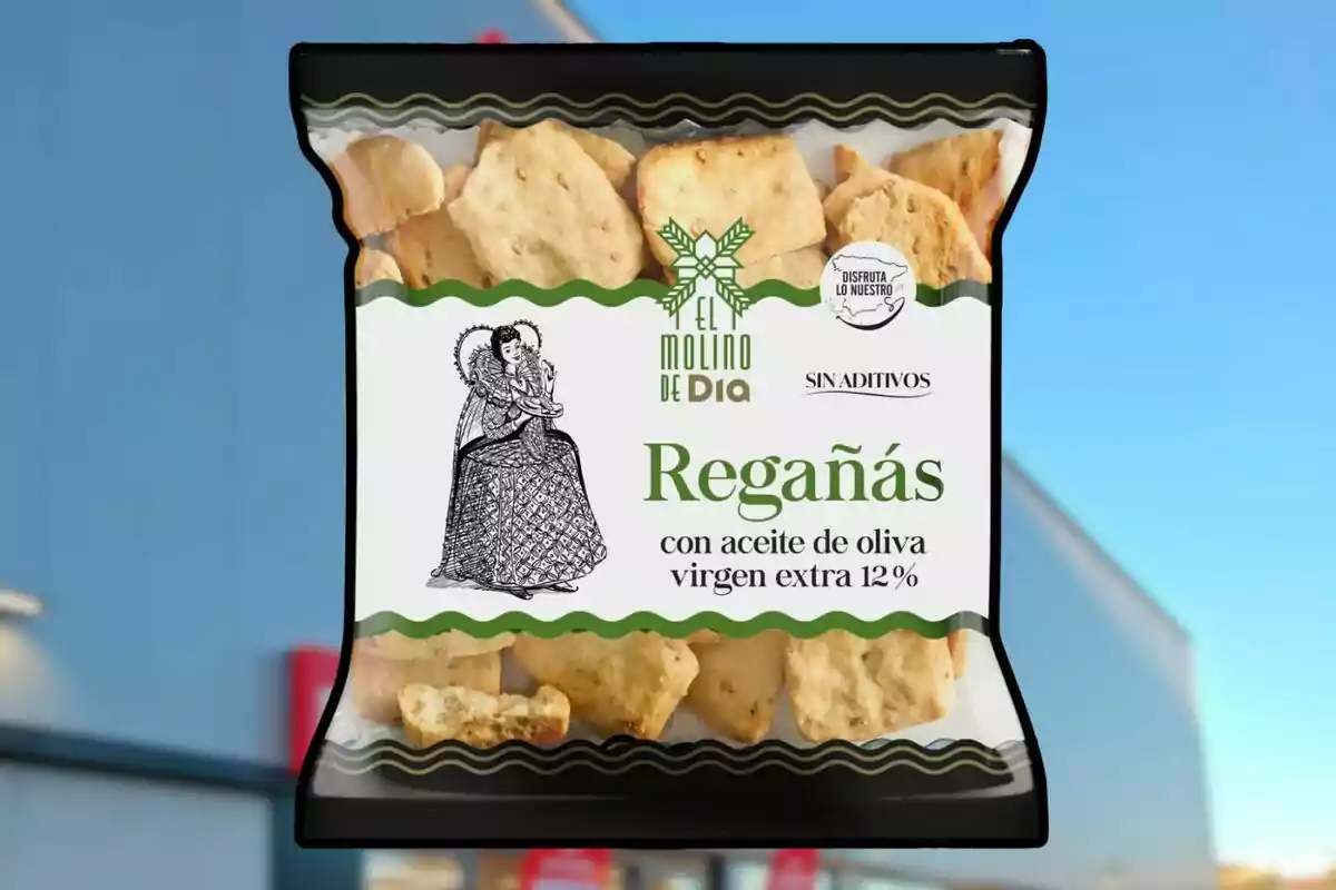 Bossa de reganyols El Molino de Dia amb oli d’oliva verge extra 12% sense additius sobre un fons desenfocat d’un edifici blau Bossa de reganyols El Molino de Dia amb oli d’oliva verge extra 12% sense additius sobre un fons desenfocat d’un edifici blau