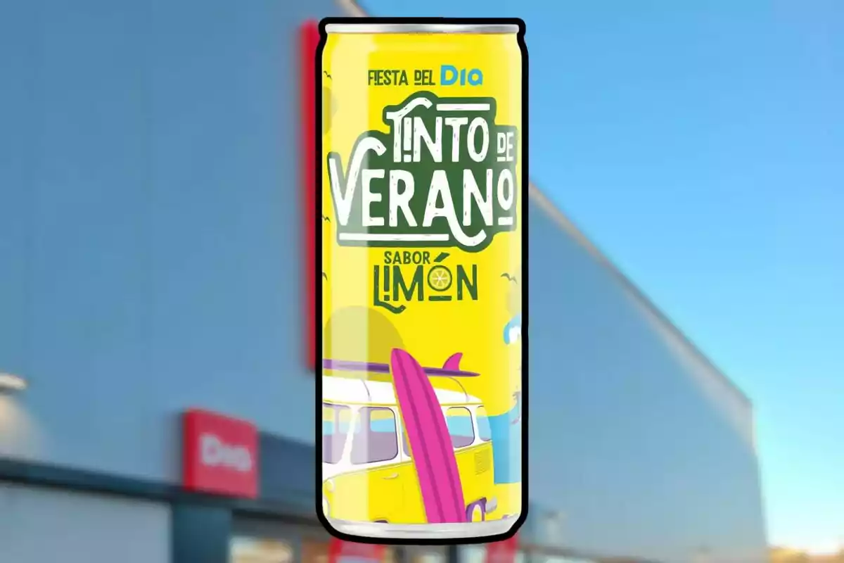Llauna groga de tinto de verano amb gust de llimona amb il·lustració de furgoneta i taula de surf davant d’un supermercat DIA desenfocat. Llauna groga de tinto de verano amb gust de llimona amb il·lustració de furgoneta i taula de surf davant d’un supermercat DIA desenfocat.