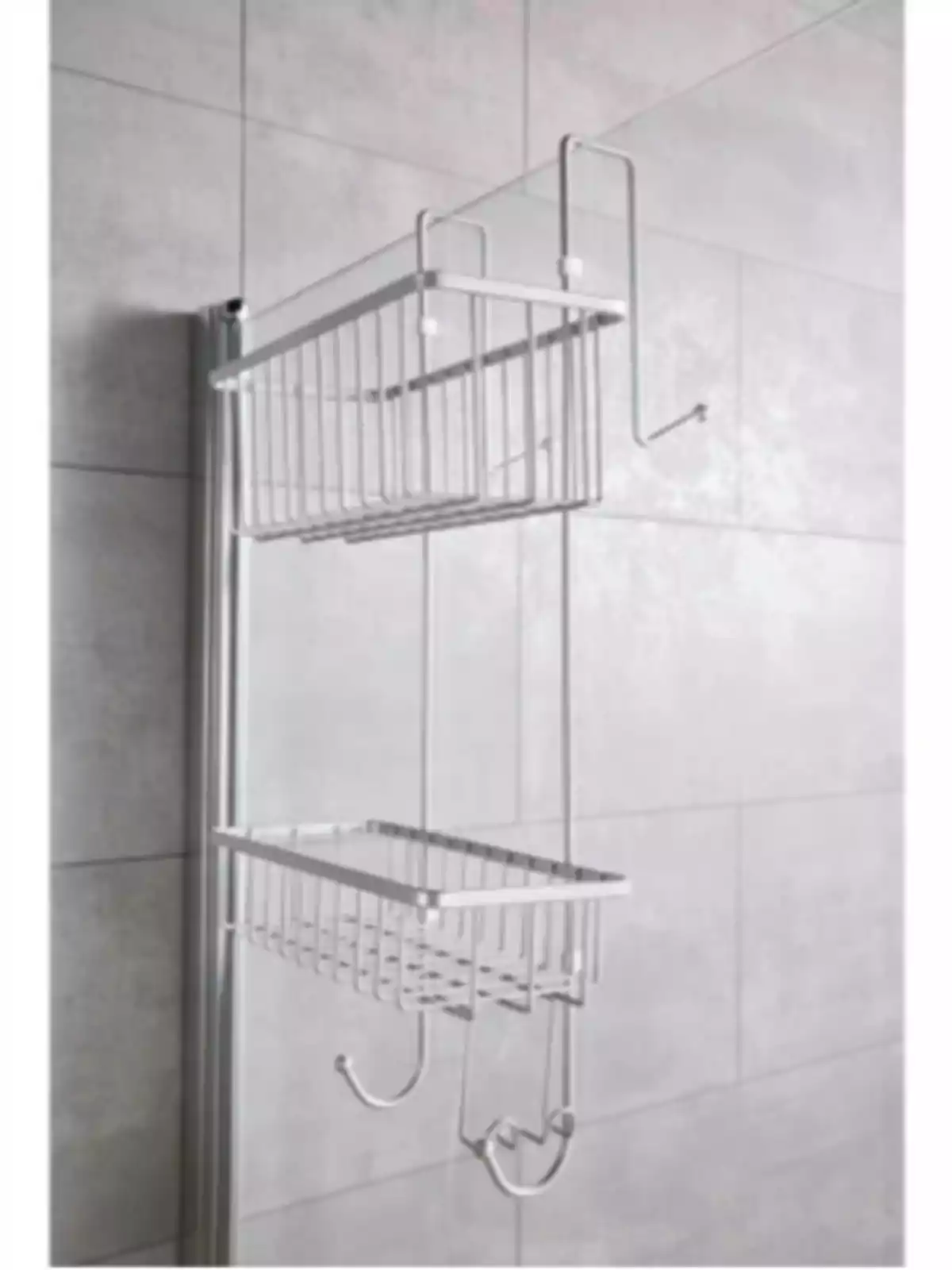 Organitzador metàl·lic de dos nivells penjat en una porta de vidre en un bany amb parets de rajola grisa Organitzador metàl·lic de dos nivells penjat en una porta de vidre en un bany amb parets de rajola grisa