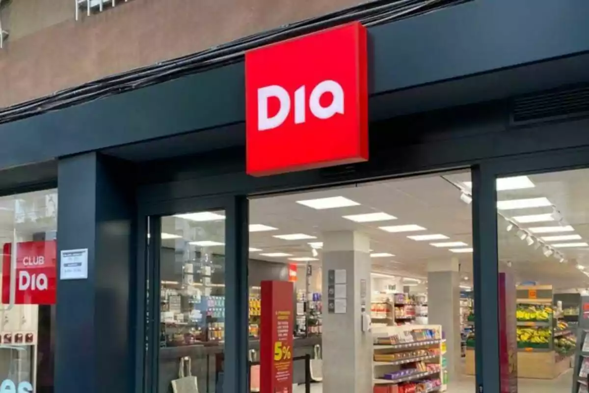 Façana d’un supermercat Dia amb portes de vidre i productes visibles a l’interior. Façana d’un supermercat Dia amb portes de vidre i productes visibles a l’interior.