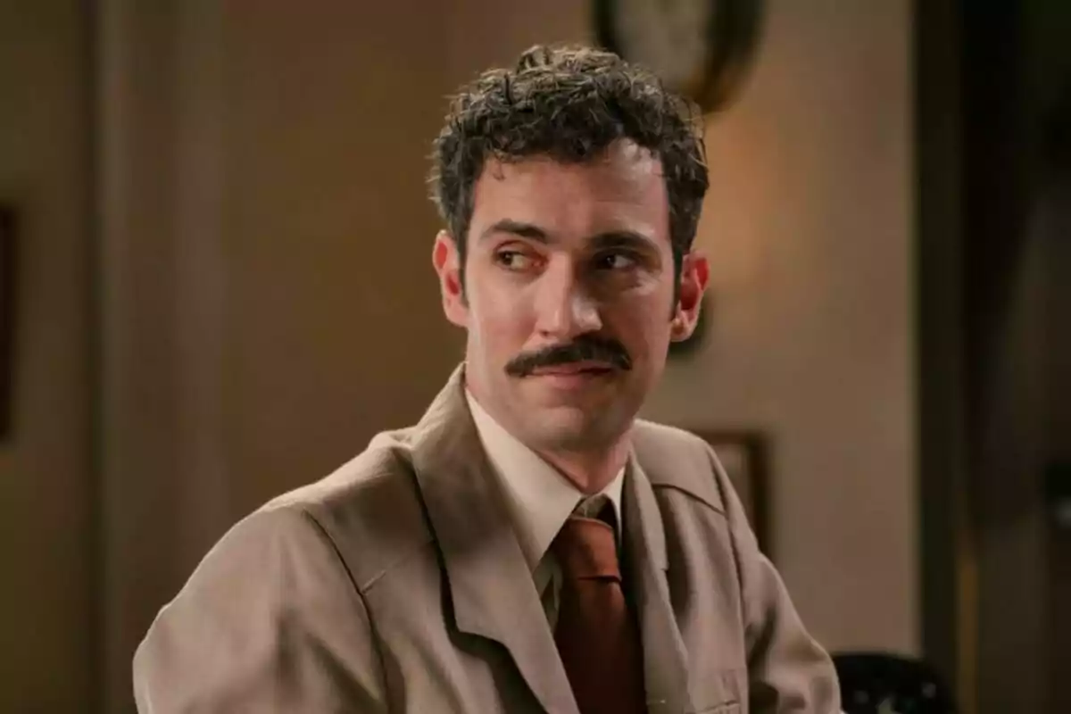 L’actor Fernando Moreno amb bigoti, amb vestit beix i corbata marró, assegut en una habitació il·luminada mirant cap a un costat. L’actor Fernando Moreno amb bigoti, amb vestit beix i corbata marró, assegut en una habitació il·luminada mirant cap a un costat.