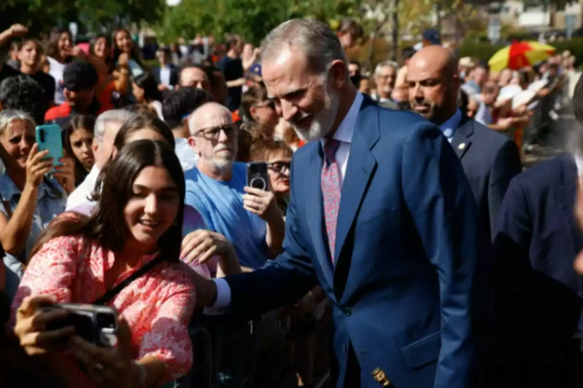 El rei Felip VI saluda els veïns durant una visita a Badia del Vallès, el 23 de juny de 2025, a Badia del Vallès, Barcelona. El rei Felip VI saluda els veïns durant una visita a Badia del Vallès, el 23 de juny de 2025, a Badia del Vallès, Barcelona.