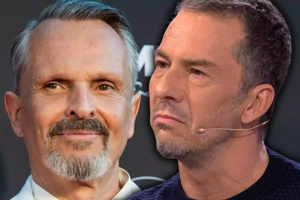 Dos hombres de mediana edad aparecen en primer plano uno de ellos sonríe mientras el otro luce serio y lleva un micrófono en la mejilla