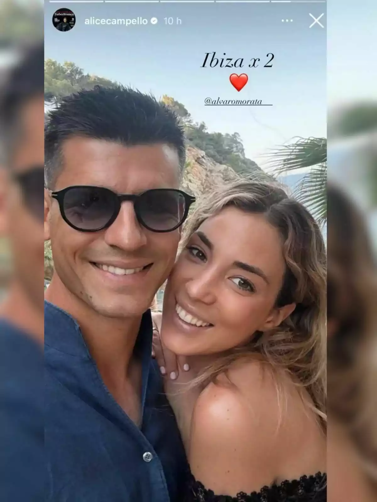 Una parella —formada per Álvaro Morata i Alice Campello— somrient fent-se una selfie a l’aire lliure amb un paisatge de vegetació i mar de fons. Una parella —formada per Álvaro Morata i Alice Campello— somrient fent-se una selfie a l’aire lliure amb un paisatge de vegetació i mar de fons.