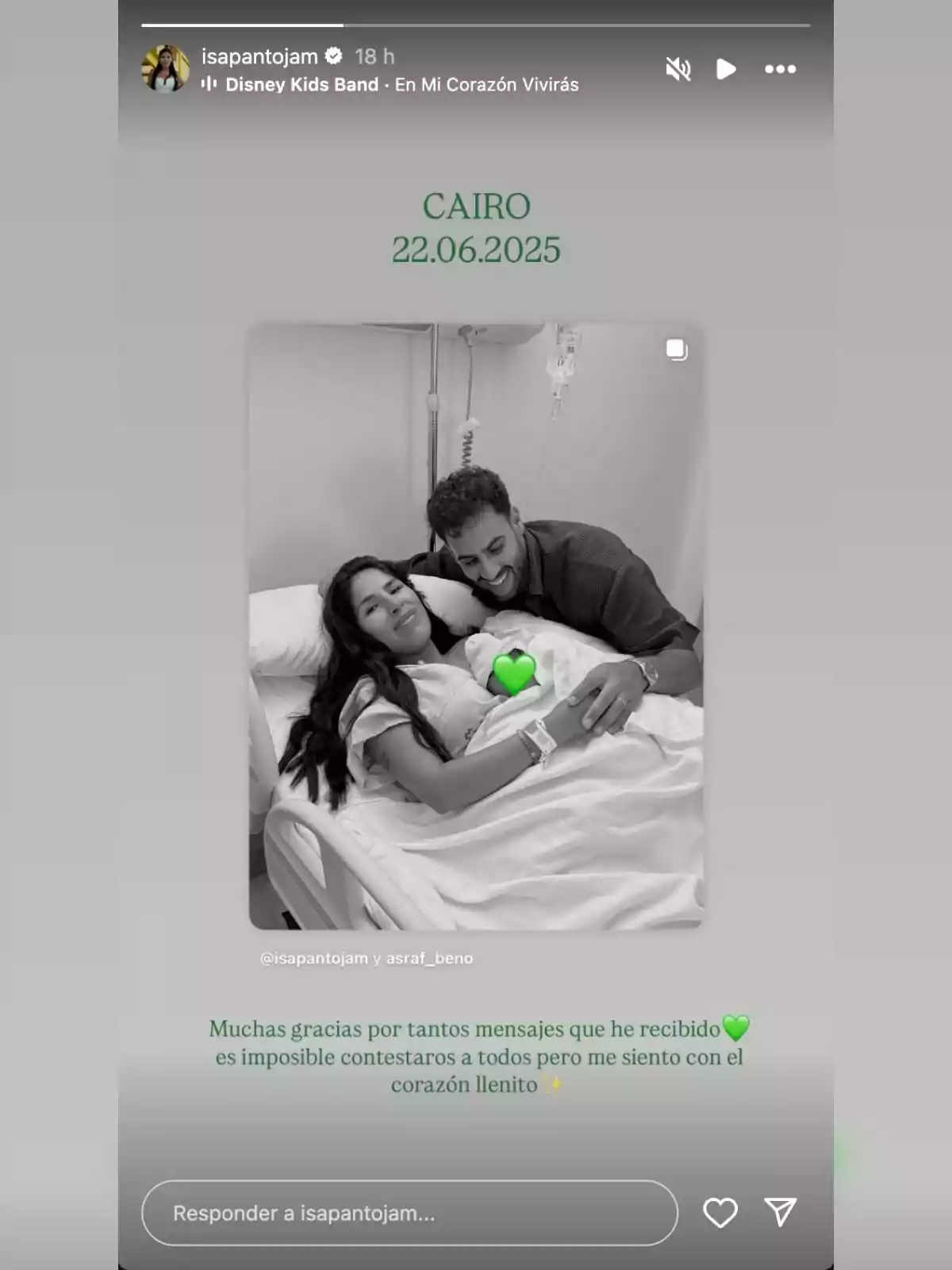 Isa Pantoja estirada en un llit d’hospital somriu mentre Asraf Beno l’acompanya i tots dos sostenen un coixí en forma de cor verd, amb el text Cairo 22.06.2025 a la part superior i un missatge d’agraïment a la part inferior. Isa Pantoja estirada en un llit d’hospital somriu mentre Asraf Beno l’acompanya i tots dos sostenen un coixí en forma de cor verd, amb el text Cairo 22.06.2025 a la part superior i un missatge d’agraïment a la part inferior.