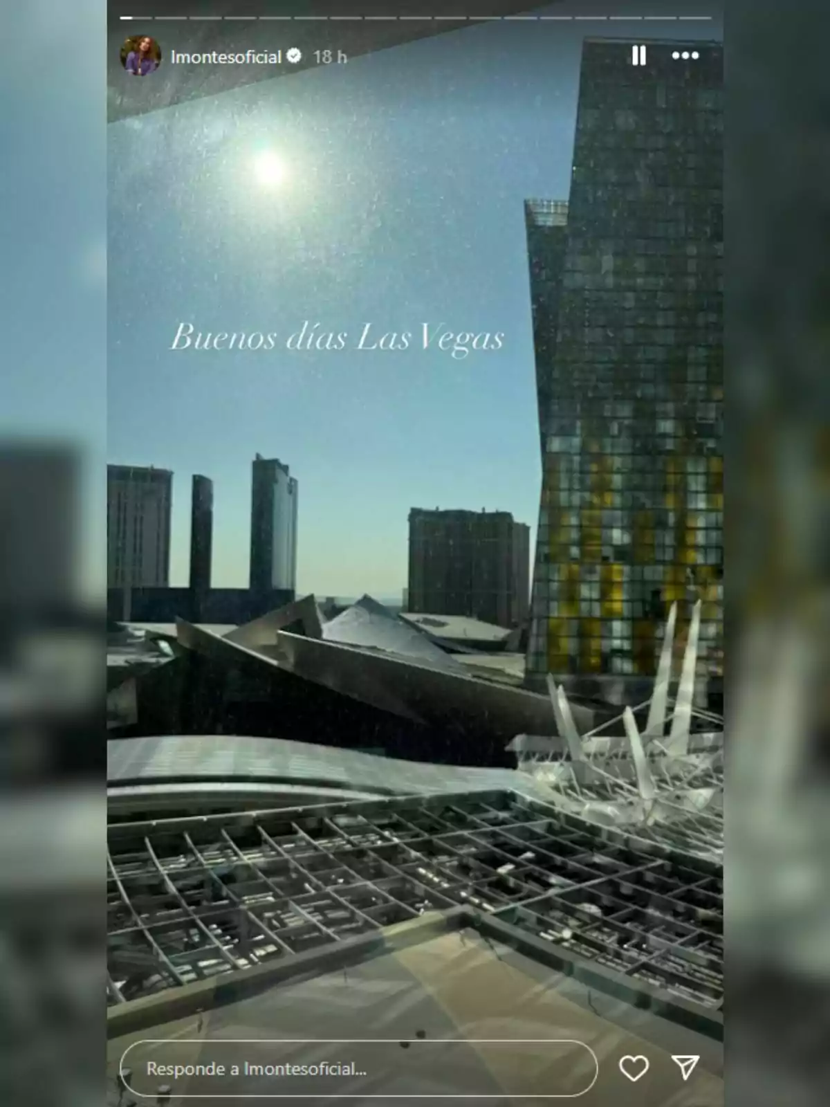 Vista de edificios modernos y estructuras metálicas en Las Vegas con el sol brillando en el cielo y un mensaje de Lourdes Montes que dice: Buenos días, Las Vegas. Vista de edificios modernos y estructuras metálicas en Las Vegas con el sol brillando en el cielo y un mensaje de Lourdes Montes que dice: Buenos días, Las Vegas.