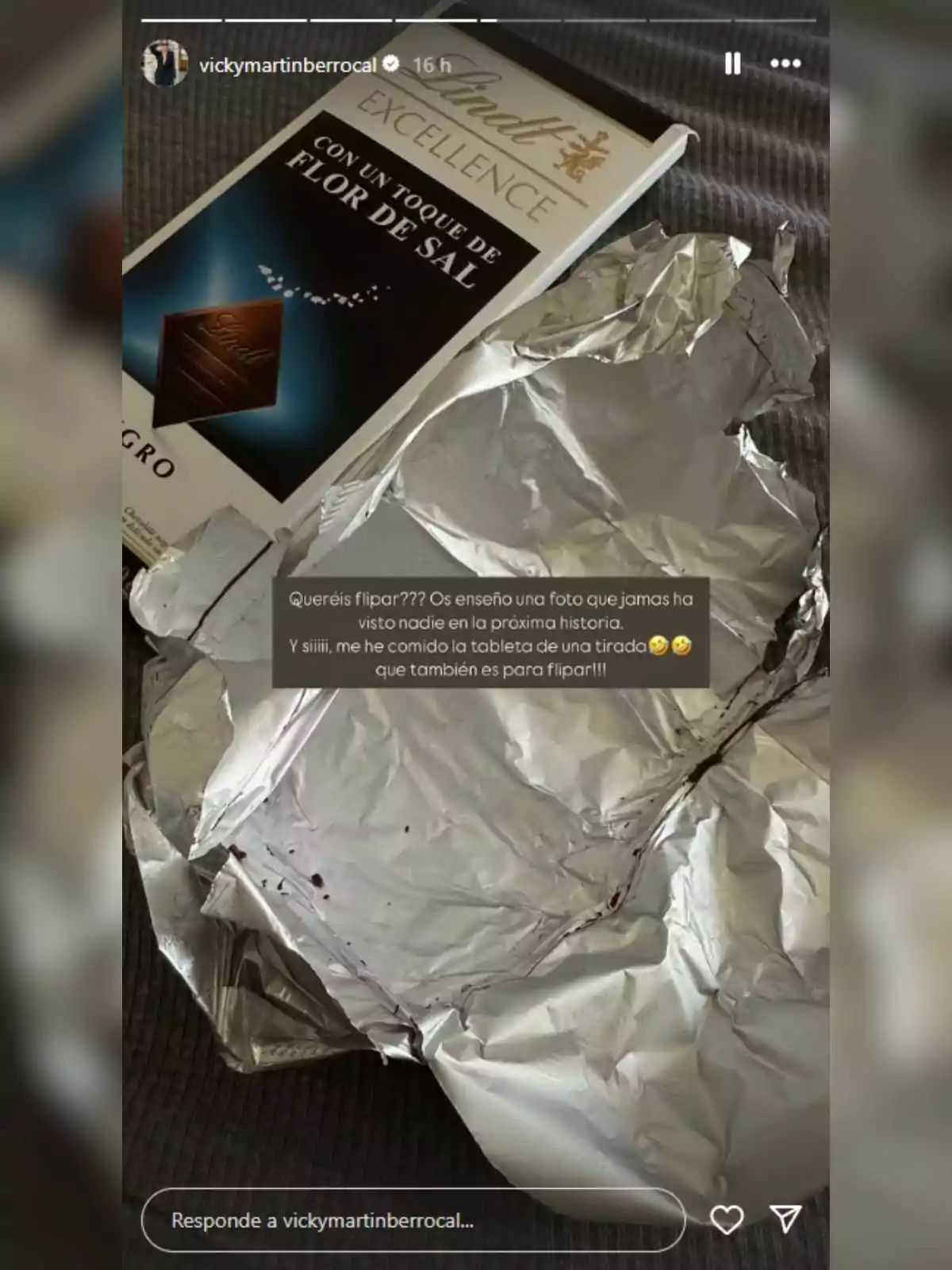 Història d’Instagram de Vicky Martín Berrocal que mostra una tauleta de xocolata Lindt Excellence amb flor de sal parcialment embolicada amb paper d’alumini, amb l’embolcall obert i restes de xocolata visibles. Història d’Instagram de Vicky Martín Berrocal que mostra una tauleta de xocolata Lindt Excellence amb flor de sal parcialment embolicada amb paper d’alumini, amb l’embolcall obert i restes de xocolata visibles.