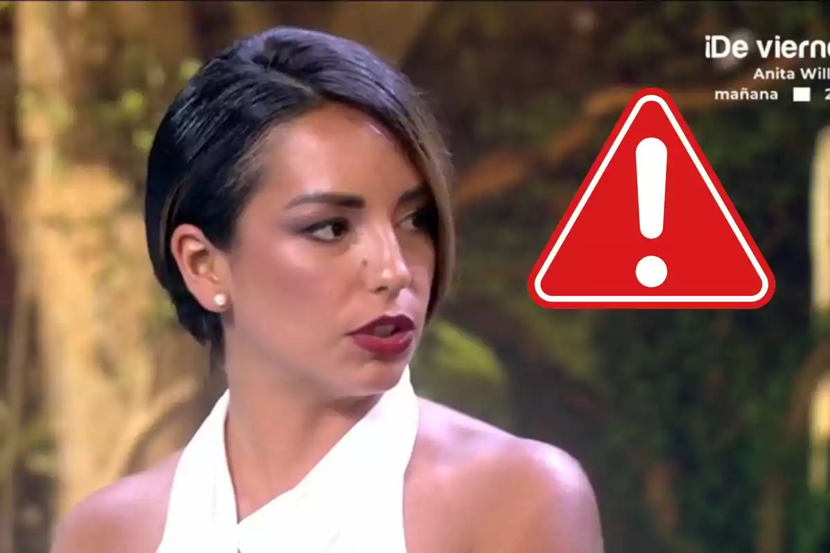 Dona de cabell curt i fosc amb expressió seriosa, al costat d’una icona d’advertència vermella amb un signe d’exclamació blanc