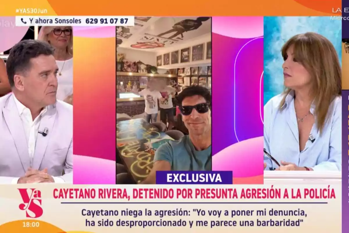 Dos presentadors conversen en un programa de televisió amb una imatge al centre d’un home amb ulleres de sol fent-se una selfie en un restaurant, mentre a la part inferior apareix un titular sobre la detenció de Cayetano Rivera per presumpta agressió a la policia. Dos presentadors conversen en un programa de televisió amb una imatge al centre d’un home amb ulleres de sol fent-se una selfie en un restaurant, mentre a la part inferior apareix un titular sobre la detenció de Cayetano Rivera per presumpta agressió a la policia.