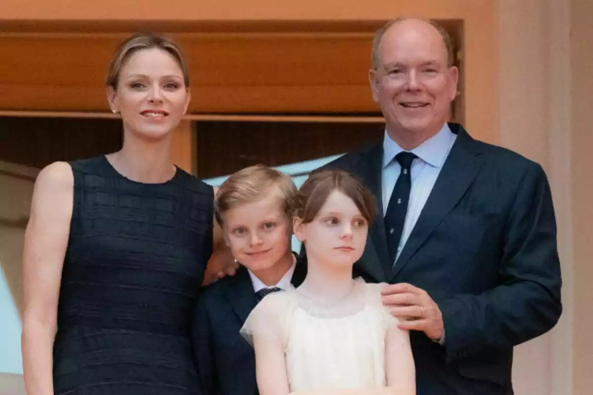 Imatge de la família reial de Mònaco completa somrient en un balcó. Imatge de la família reial de Mònaco completa somrient en un balcó.