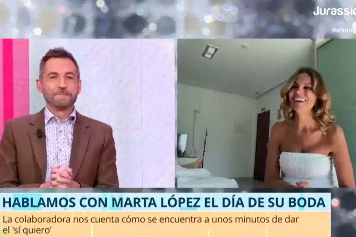 Dos presentadors conversen en un programa de televisió, un d’ells és a l’estudi i l’altra apareix en una videotrucada des d’una habitació, tots dos somriuen mentre a la pantalla es llegeix el text parlant sobre el dia del casament de Marta López. Dos presentadors conversen en un programa de televisió, un d’ells és a l’estudi i l’altra apareix en una videotrucada des d’una habitació, tots dos somriuen mentre a la pantalla es llegeix el text parlant sobre el dia del casament de Marta López.