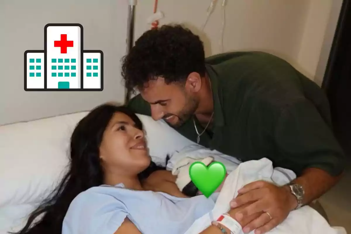 Parella somrient amb el seu nadó recent nascut en un llit d’hospital, amb un emoji d’hospital i un cor verd cobrint el nadó.