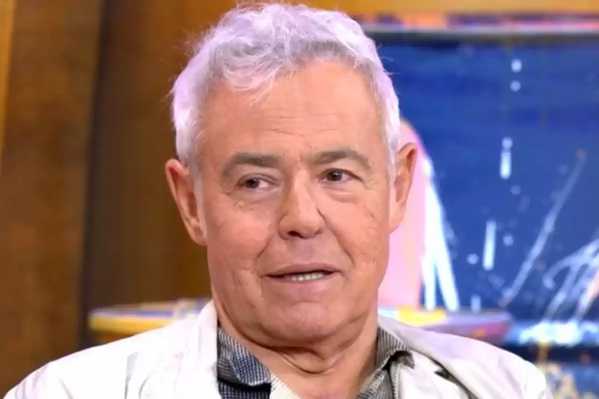 Home de cabell canós i curt amb expressió seriosa en un estudi de televisió Home de cabell canós i curt amb expressió seriosa en un estudi de televisió