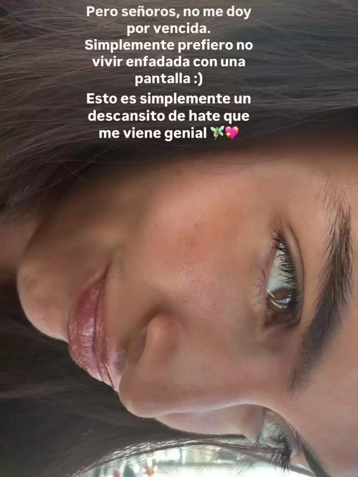 Primer pla d’una dona estirada amb expressió tranquil·la i un missatge a la part superior que parla sobre prendre’s un descans de les xarxes socials per evitar l’enuig. Primer pla d’una dona estirada amb expressió tranquil·la i un missatge a la part superior que parla sobre prendre’s un descans de les xarxes socials per evitar l’enuig.