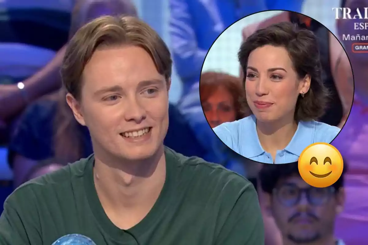 Un jove somrient en un programa de televisió amb una dona en un requadre circular i un emoji de carona feliç