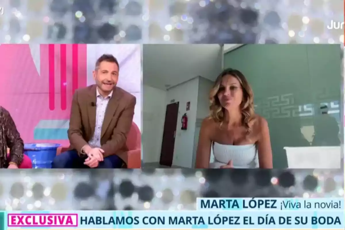 Dos presentadors en un plató de televisió conversen per videotrucada amb una dona que apareix en una pantalla dividida, mentre a la part inferior es mostra una franja amb la paraula exclusiva i el text parlem amb Marta López el dia del seu casament. Dos presentadors en un plató de televisió conversen per videotrucada amb una dona que apareix en una pantalla dividida, mentre a la part inferior es mostra una franja amb la paraula exclusiva i el text parlem amb Marta López el dia del seu casament.