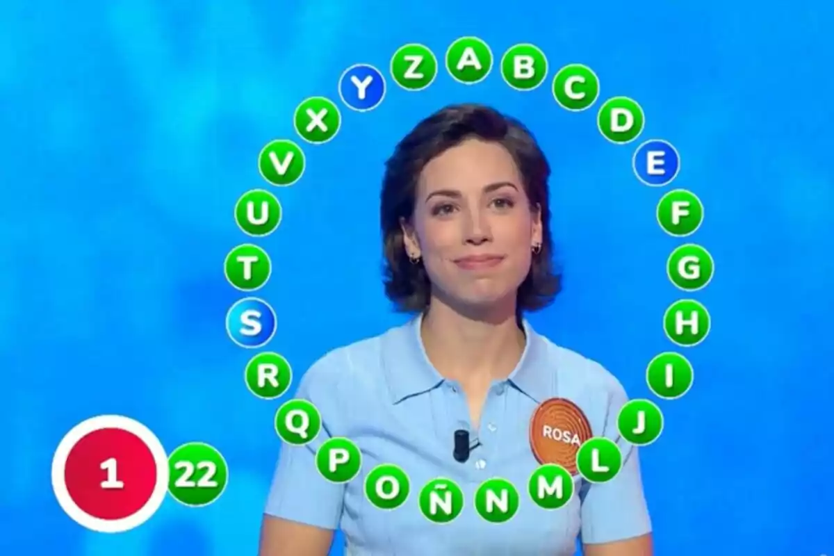 Rosa Rodríguez, concursant d’un programa de televisió, amb un cercle de lletres al voltant i un marcador que mostra 22 respostes correctes i una d’incorrecta.