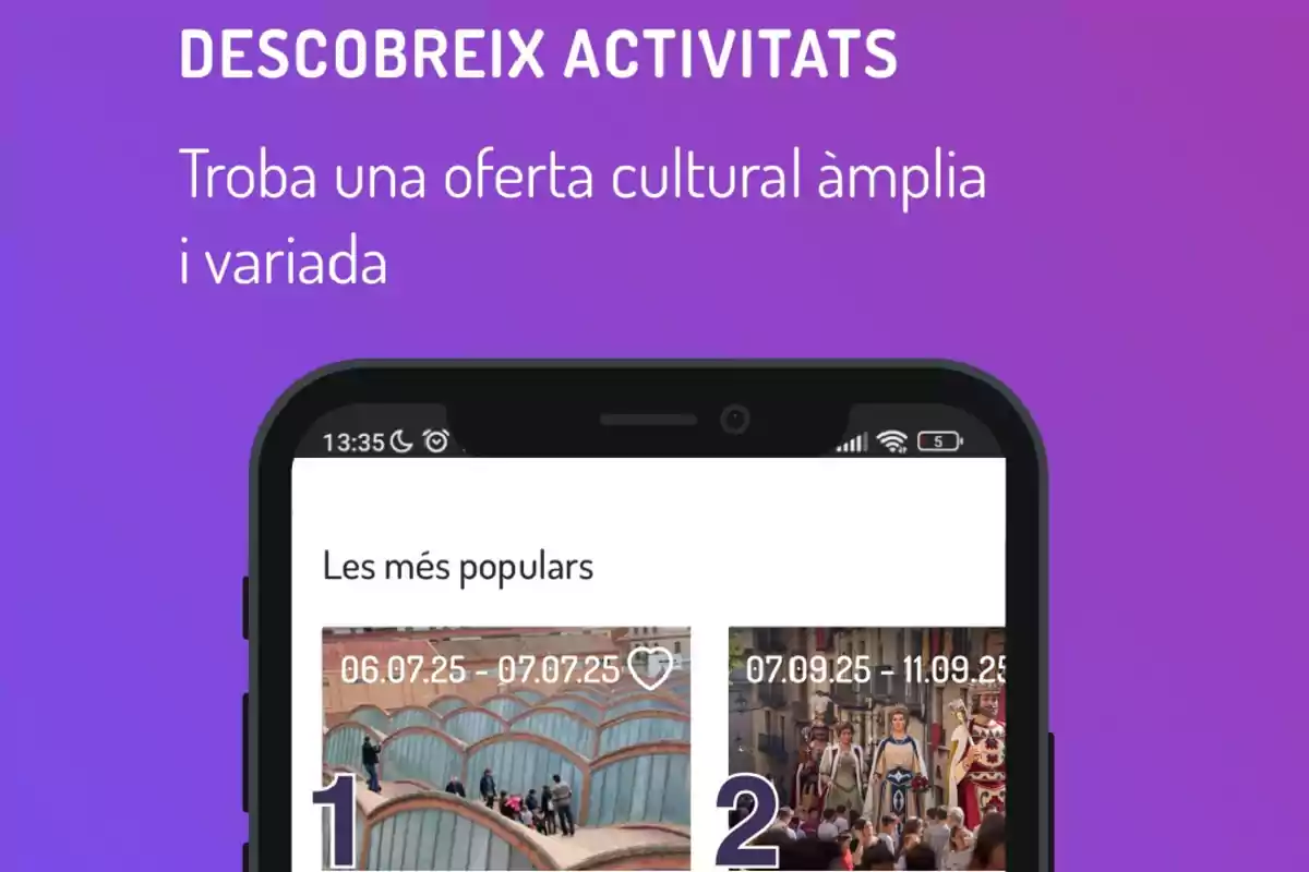 Pantalla d’un mòbil amb una aplicació que mostra activitats culturals populars sobre un fons morat amb text en català que convida a descobrir activitats i trobar una oferta cultural àmplia i variada