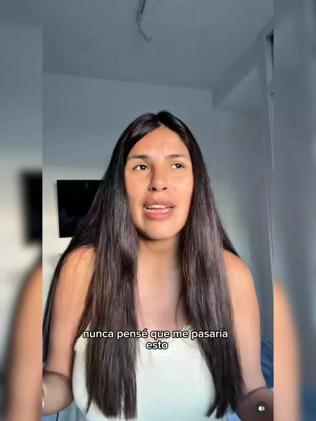 Isa Pantoja davant de la càmera amb una expressió de sorpresa i el text mai vaig pensar que em passaria això sobre la imatge. Isa Pantoja davant de la càmera amb una expressió de sorpresa i el text mai vaig pensar que em passaria això sobre la imatge.