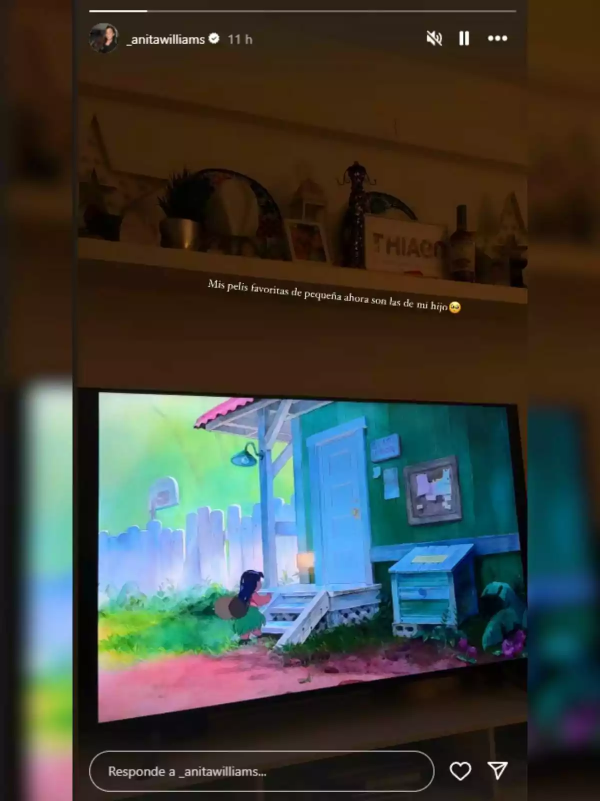 Història d’Instagram d’Anita Williams en què apareix un televisor que mostra una escena de la pel·lícula animada Lilo & Stitch mentre a la part superior es veu una prestatgeria decorada amb diversos objectes i una llum càlida il·lumina l’ambient. Història d’Instagram d’Anita Williams en què apareix un televisor que mostra una escena de la pel·lícula animada Lilo & Stitch mentre a la part superior es veu una prestatgeria decorada amb diversos objectes i una llum càlida il·lumina l’ambient.