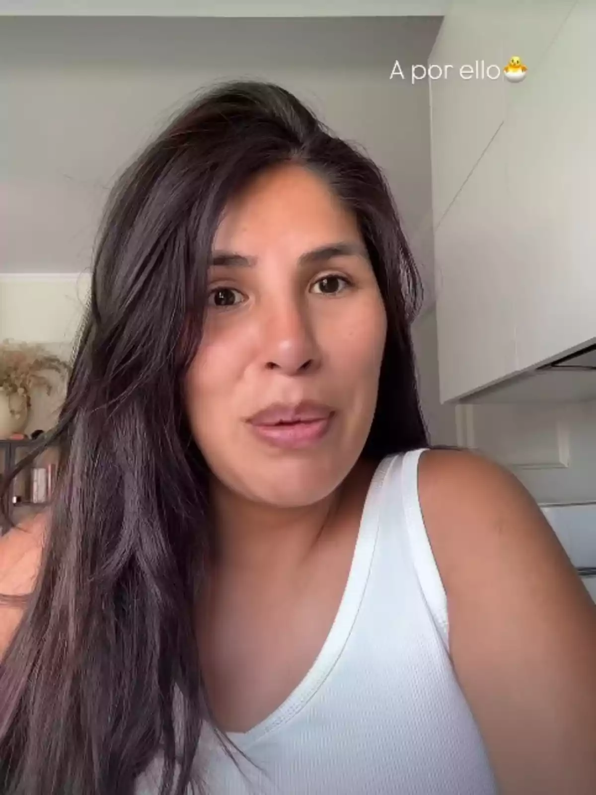 Isa Pantoja, amb cabell llarg i fosc i amb una samarreta blanca, mira a la càmera durant un vídeo d’Instagram Isa Pantoja, amb cabell llarg i fosc i amb una samarreta blanca, mira a la càmera durant un vídeo d’Instagram