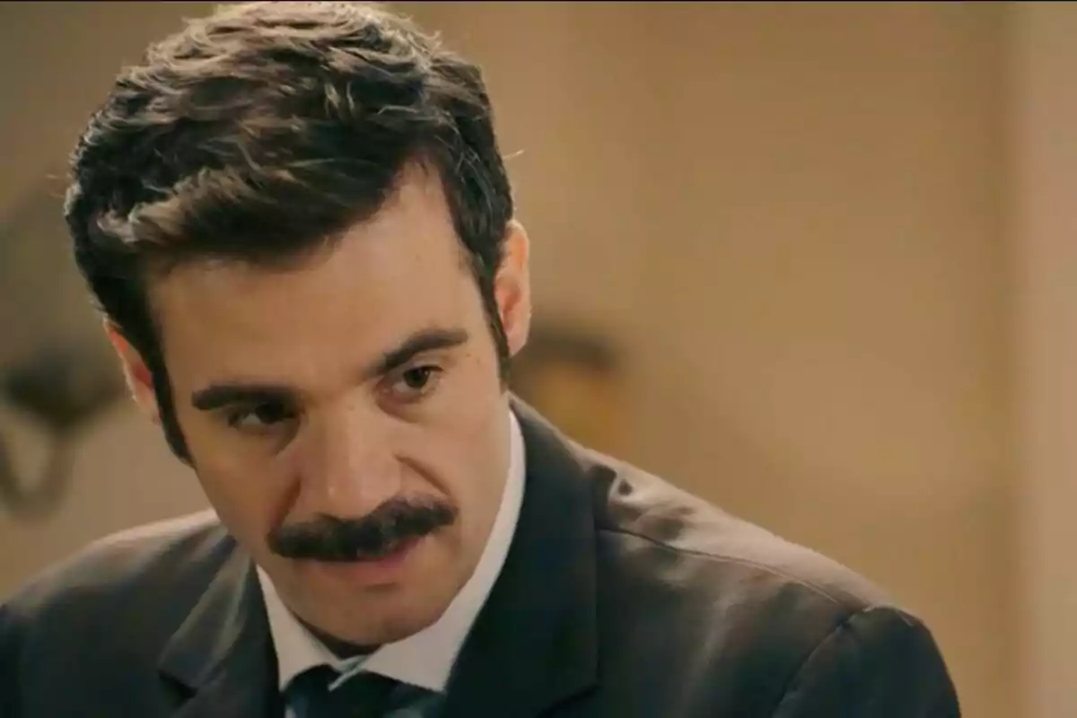 L’actor Javier Beltrán amb expressió seriosa vestit amb un vestit fosc i camisa blanca durant una escena de ‘Sueños de Libertad’. L’actor Javier Beltrán amb expressió seriosa vestit amb un vestit fosc i camisa blanca durant una escena de ‘Sueños de Libertad’.