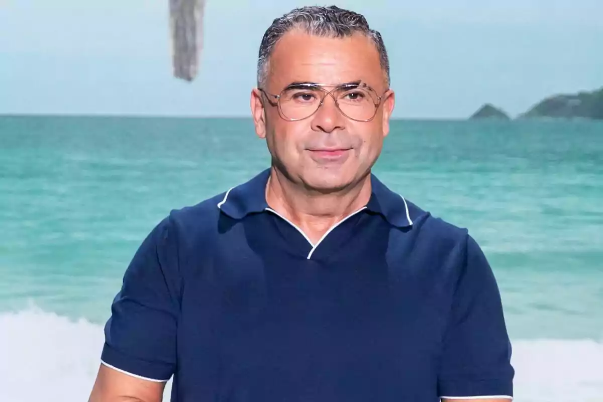 Jorge Javier Vázquez de cabell curt i ulleres amb camisa blava posant davant del mar a la roda de premsa de 'Supervivientes'. Jorge Javier Vázquez de cabell curt i ulleres amb camisa blava posant davant del mar a la roda de premsa de 'Supervivientes'.