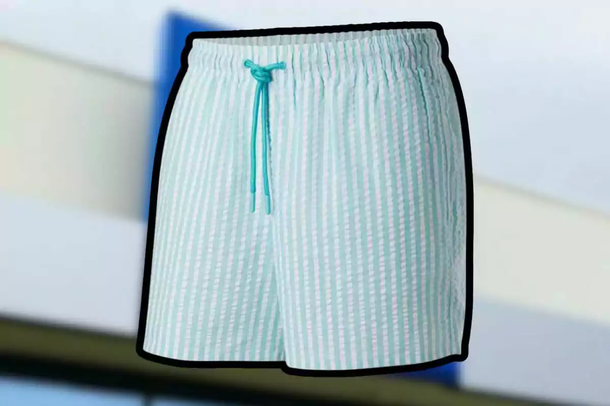 Shorts celestes amb ratlles blanques verticals i cordó ajustable a la cintura Shorts celestes amb ratlles blanques verticals i cordó ajustable a la cintura