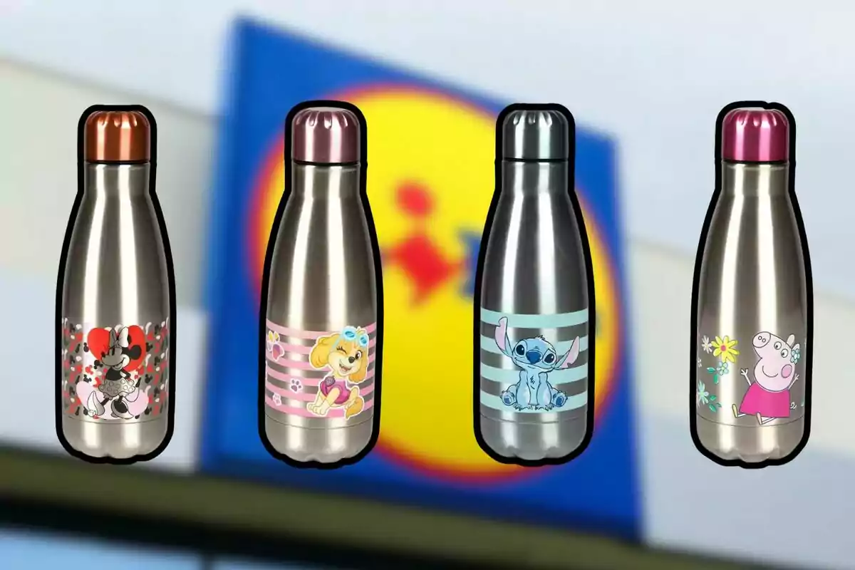 Quatre ampolles d’acer inoxidable amb dibuixos de personatges infantils sobre un fons desenfocat d’un logotip groc i blau