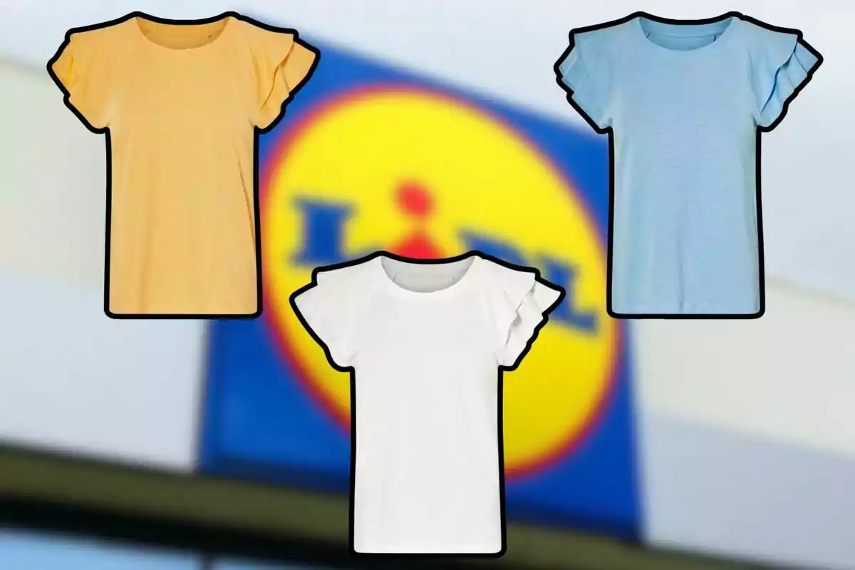 Tres samarretes de colors groc, blanc i blau clar amb un fons desenfocat d’un rètol de supermercat Tres samarretes de colors groc, blanc i blau clar amb un fons desenfocat d’un rètol de supermercat