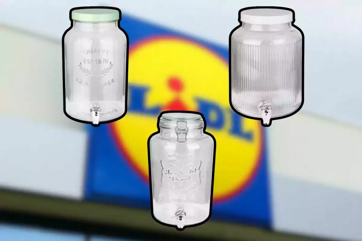 Tres dispensadors de vidre amb tapa i aixeta són sobre un fons desenfocat amb el logotip de Lidl. Tres dispensadors de vidre amb tapa i aixeta són sobre un fons desenfocat amb el logotip de Lidl.
