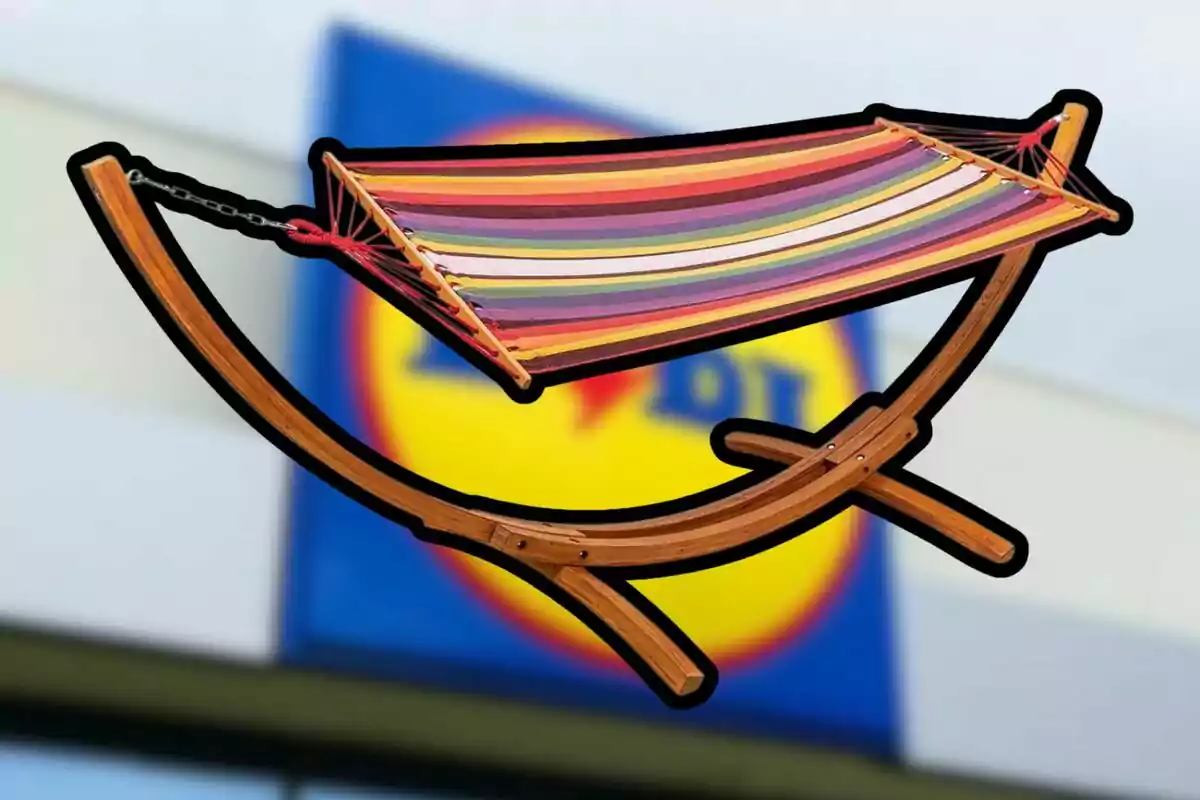 Hamac de tela multicolor amb suport de fusta davant d’un cartell borros d’una botiga Hamac de tela multicolor amb suport de fusta davant d’un cartell borros d’una botiga