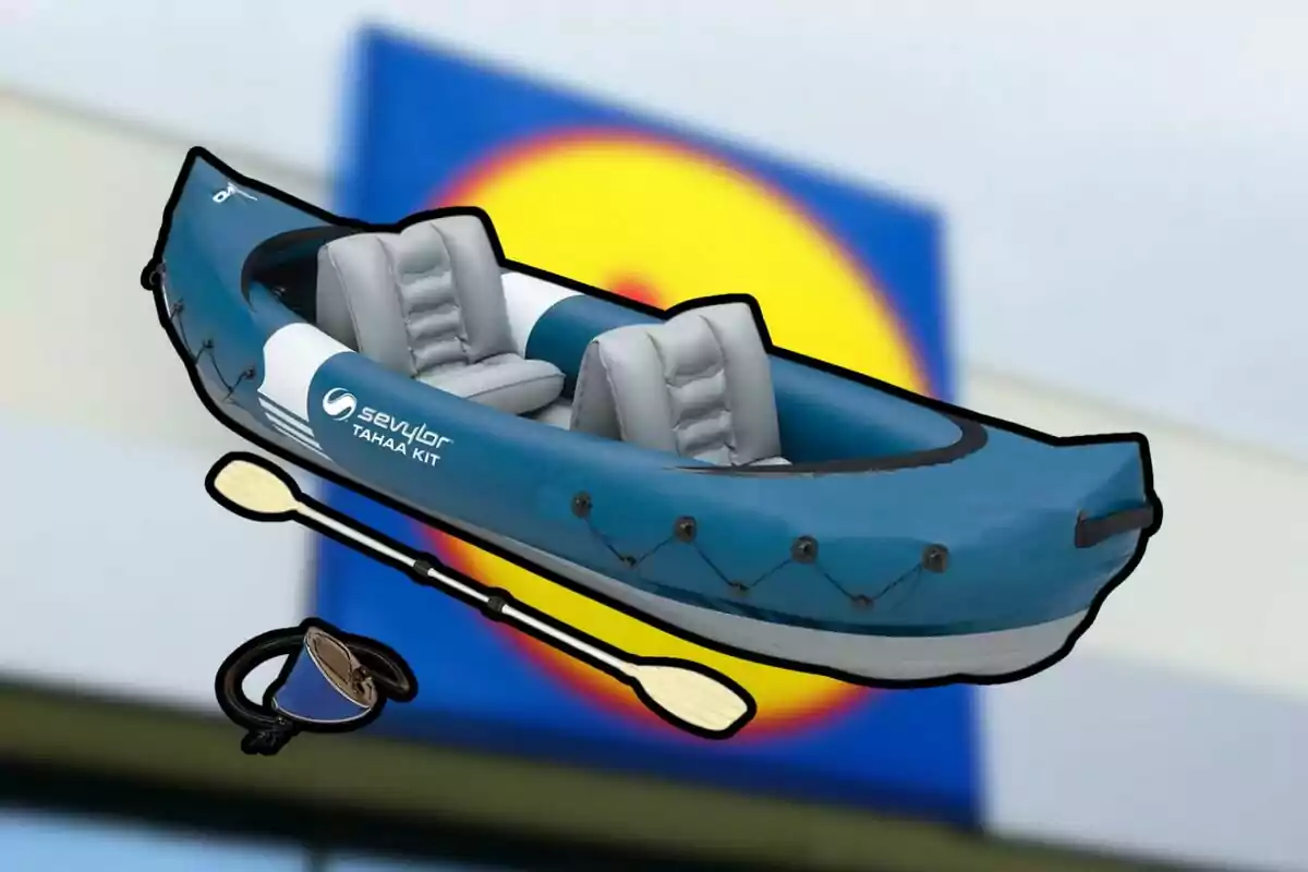 Bot inflable blau amb dos seients grisos, un rem i una bomba d’aire sobre un fons desenfocat amb un logotip circular groc i blau. Bot inflable blau amb dos seients grisos, un rem i una bomba d’aire sobre un fons desenfocat amb un logotip circular groc i blau.