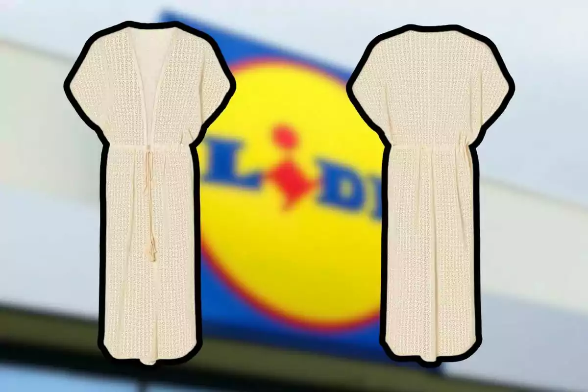 Dues vistes d’una peça de roba de punt color crema amb cinturó, sobre un fons desenfocat amb el logotip d’una botiga. Dues vistes d’una peça de roba de punt color crema amb cinturó, sobre un fons desenfocat amb el logotip d’una botiga.