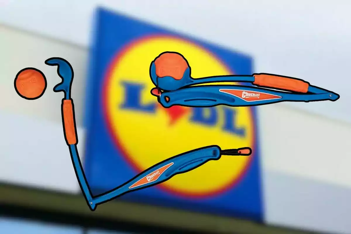 Joguines per llançar pilotes de gos de color blau i taronja davant d’un cartell borros de la botiga Lidl Joguines per llançar pilotes de gos de color blau i taronja davant d’un cartell borros de la botiga Lidl