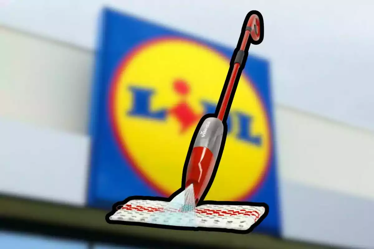 Una fregona vermella amb dispensador d’aigua davant d’un cartell borros de la botiga Lidl Una fregona vermella amb dispensador d’aigua davant d’un cartell borros de la botiga Lidl