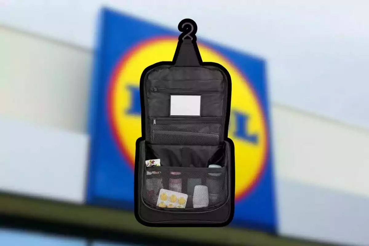 Bossa de bany negra penjant amb diversos productes d’higiene i medicaments davant d’un cartell borros d’una botiga Bossa de bany negra penjant amb diversos productes d’higiene i medicaments davant d’un cartell borros d’una botiga