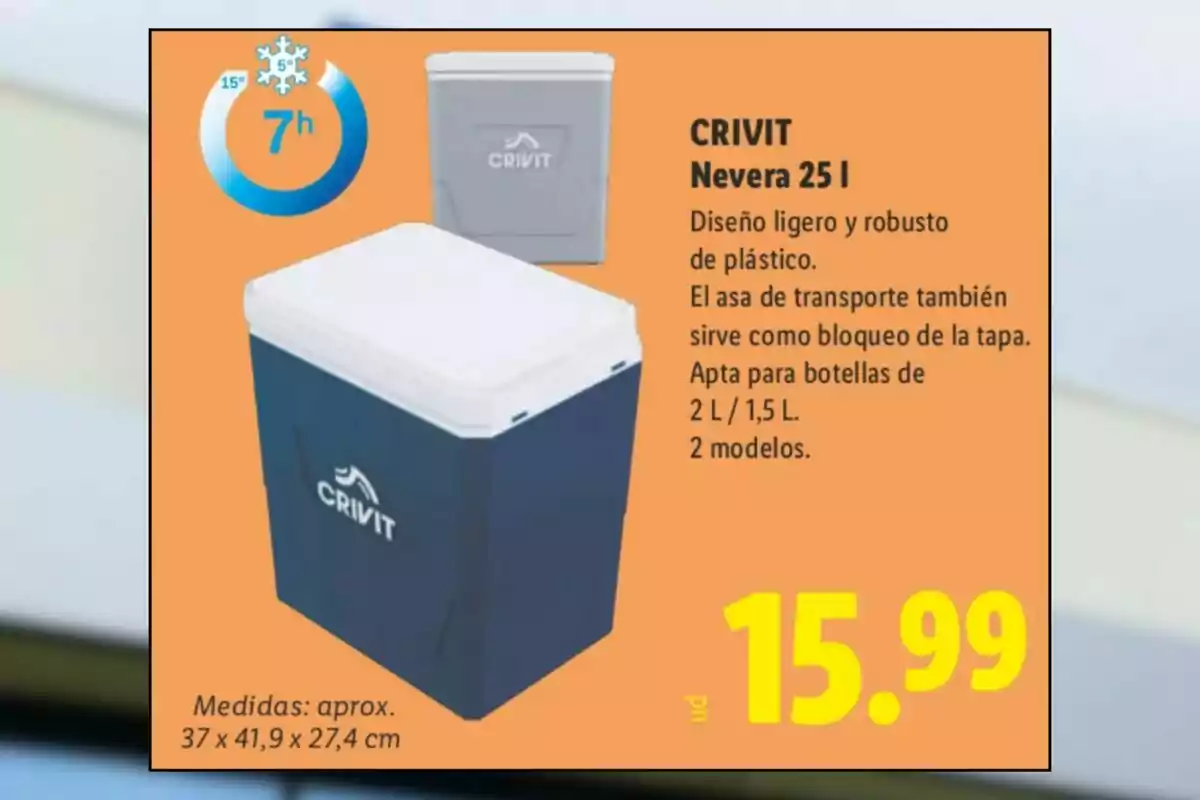Nevera portàtil CRIVIT de 25 litres de color blau amb tapa blanca, disseny robust de plàstic, preu de 15,99 euros, informació de capacitat i dimensions sobre un fons taronja Nevera portàtil CRIVIT de 25 litres de color blau amb tapa blanca, disseny robust de plàstic, preu de 15,99 euros, informació de capacitat i dimensions sobre un fons taronja