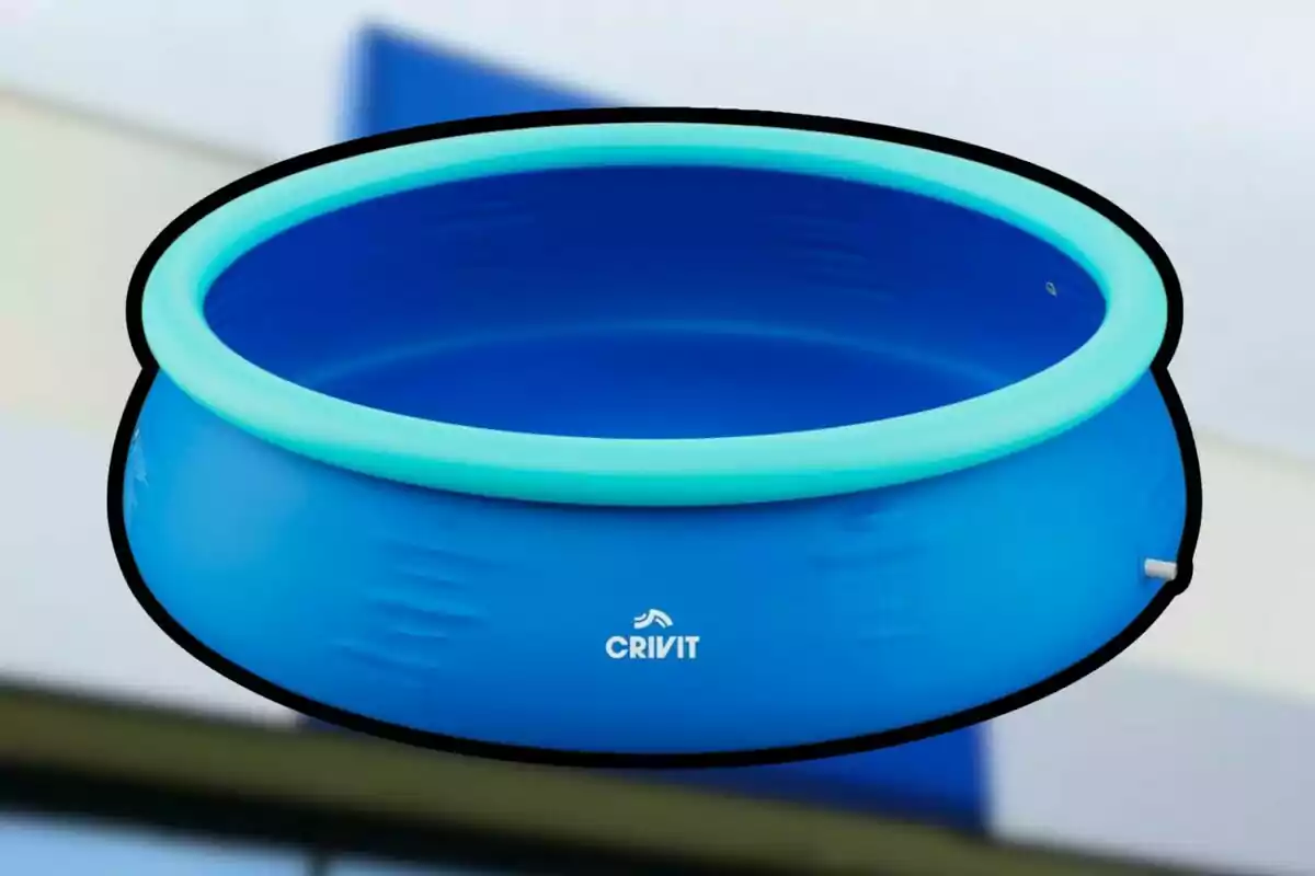 Piscina inflable blava de la marca Crivit sobre un fons desenfocat. Piscina inflable blava de la marca Crivit sobre un fons desenfocat.