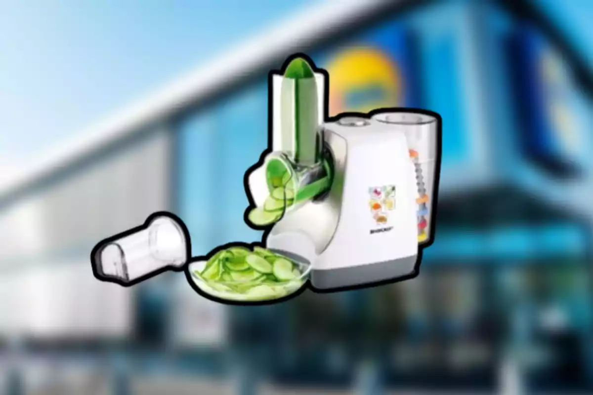 Processador d’aliments elèctric amb cogombre tallat a rodanxes i accessoris, sobre un fons de supermercat desenfocat Processador d’aliments elèctric amb cogombre tallat a rodanxes i accessoris, sobre un fons de supermercat desenfocat