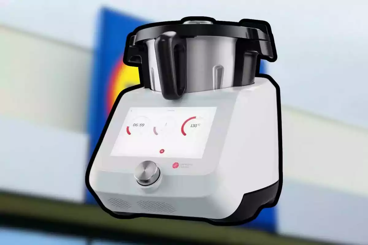 Robot de cuina multifunció de color blanc amb pantalla digital i rodet platejat davant d’un fons desenfocat Robot de cuina multifunció de color blanc amb pantalla digital i rodet platejat davant d’un fons desenfocat