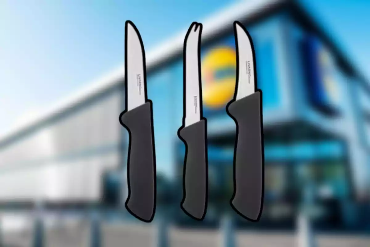 Tres ganivets de cuina amb mànec negre sobre un fons desenfocat d’un supermercat