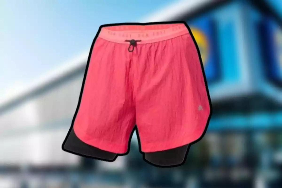 Pantaló esportiu rosa amb un edifici desenfocat de fons Pantaló esportiu rosa amb un edifici desenfocat de fons