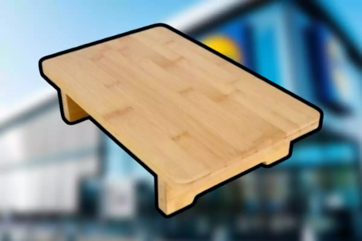 Taula de fusta rectangular amb potes petites sobre un fons desenfocat d’un edifici modern